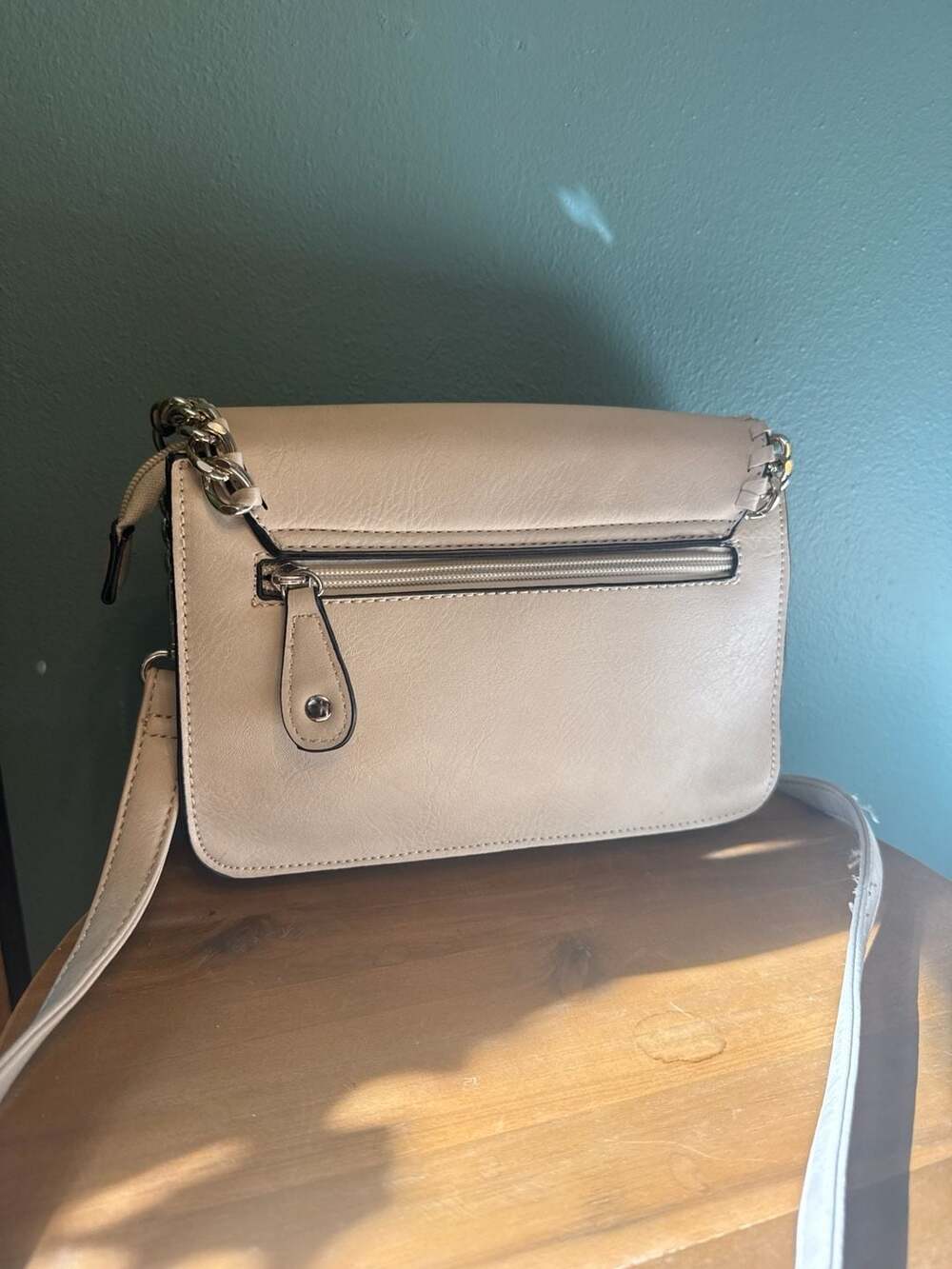 Marc New York Andrew Marc Cream Vegan Leather Crossbody Bag with Silver Chain Tr - Picture 2 of 3